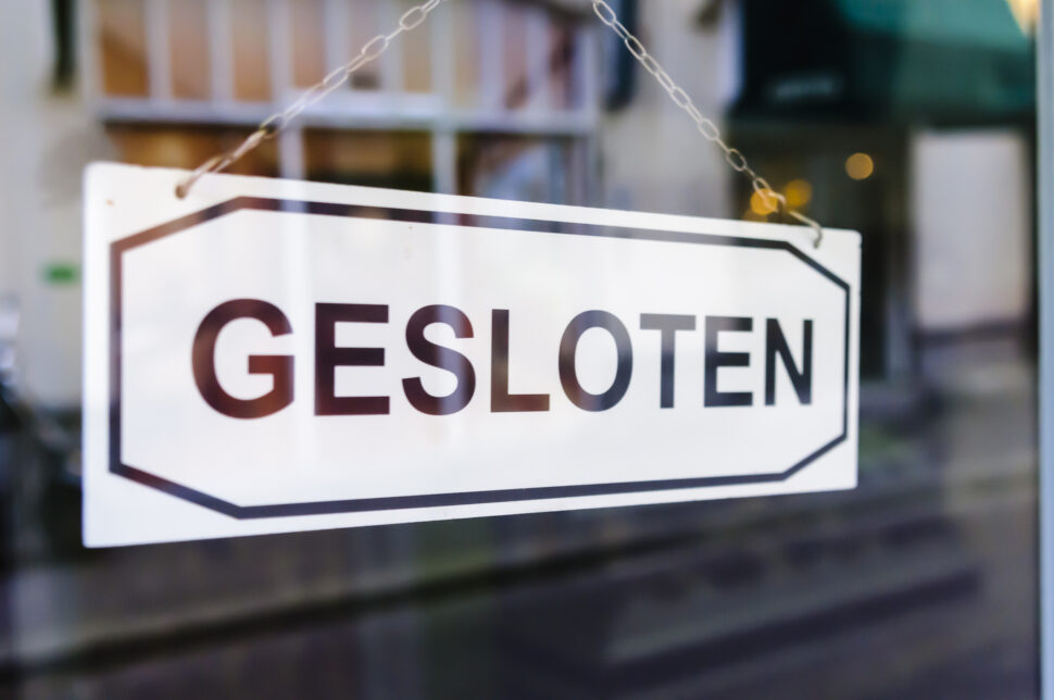 Bord met de tekst gesloten achter een raam