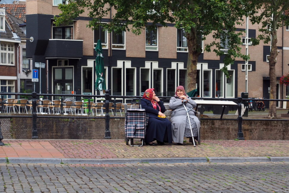 Twee vrouwen zitten op een bankje aan een Utrechtse singel.
