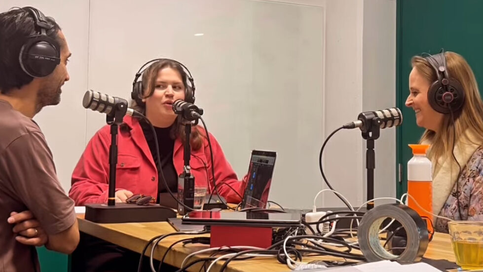 Collega's Danny, Lilia en Milou tijdens een opname van de podcast 'Op de RADAR'.