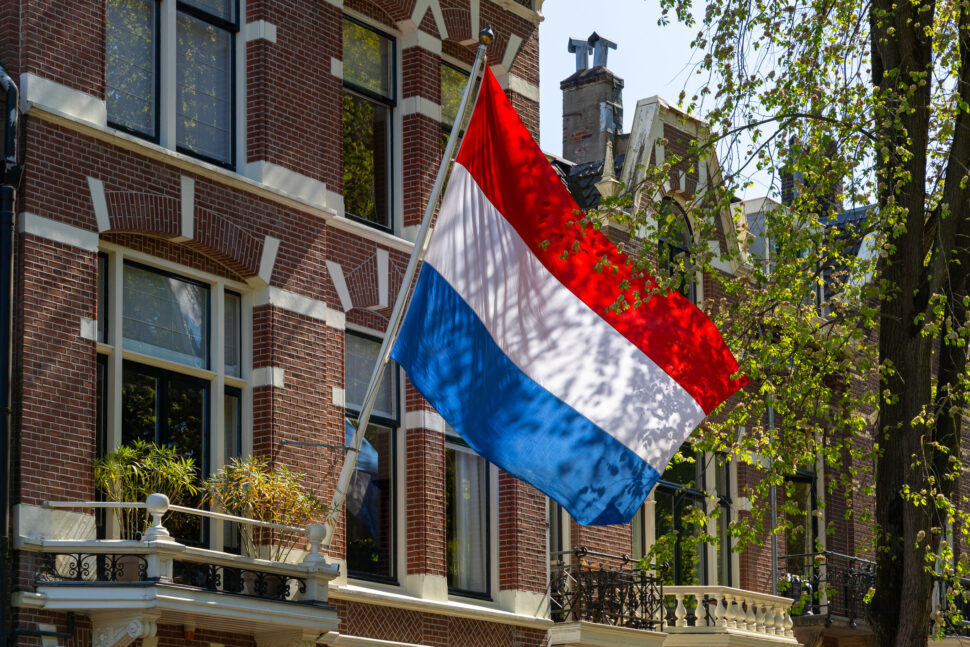 Een Nederlandse vlag hangt uit.