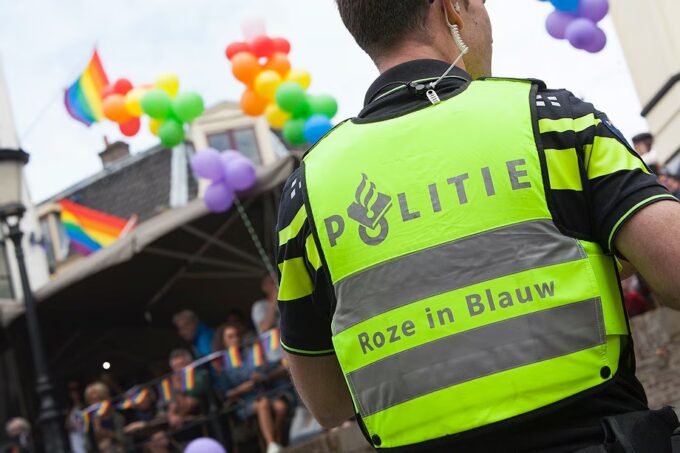 Politieagent met Roze in Blauw hesje.
