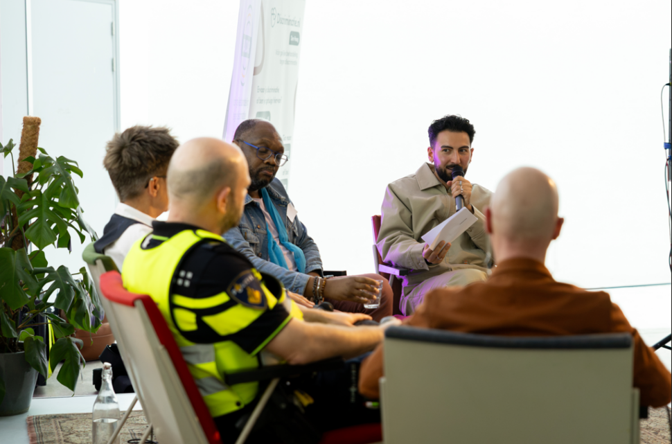 Panelleden voeren een panelgesprek tijdens de bijeenkomst 'Meer dan een regenboogvlag'